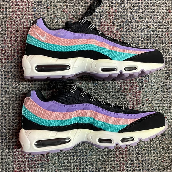 Nike - Picture 3 of 7